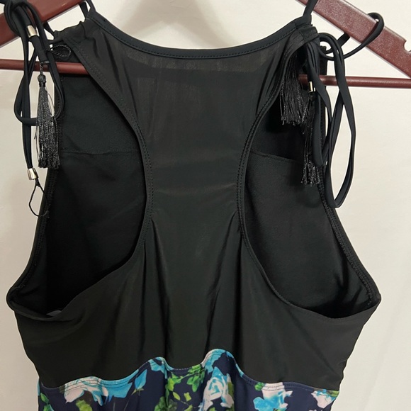 Plus size One Piece - Picture 4 of 5